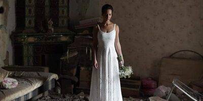 В белом платье на фоне руин. Девушка из Винницы, чей дом разрушила российская ракета, не стала отменять свадьбу