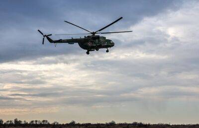 Вертолет Ми-8 совершил жесткую посадку в Ленинградской области