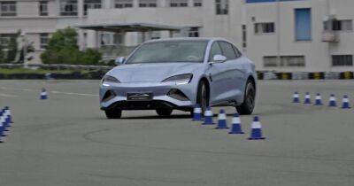 Лучше Теслы: китайский электромобиль BYD Seal установил рекорд в "лосином" тесте (видео)