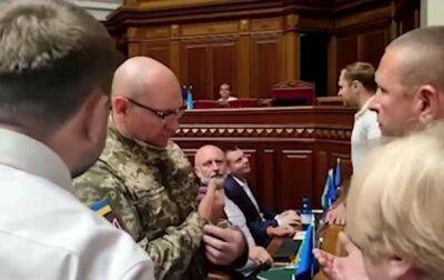 Депутата Шевченко пристыдили в ВР за военную форму