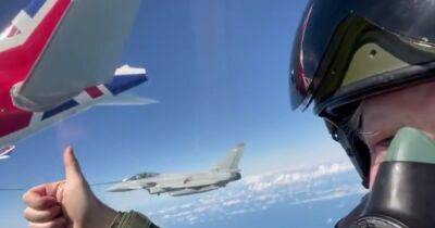 Борис Джонсон показал, как летал на истребителе Typhoon (видео)