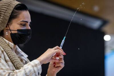 Модерна будет тестировать новую вакцину от коронавируса в Израиле