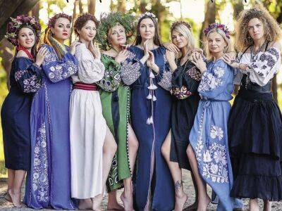 "12 убийственных образов, 12 прекрасных девушек". Украинки снялись для календаря "Так, як відьма скаже" в поддержку ВСУ