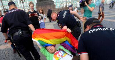Запрет "гей-пропаганды" даже среди взрослых и "отрицания традиционных ценностей": новый законопроект в Госдуме
