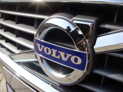 Volvo начала сокращение сотрудников в России