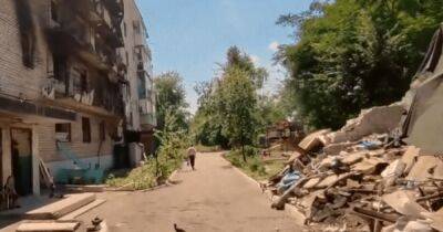 Обгорелые дома и затопленные подвалы: украинцам показали, как выживает Мариуполь летом (видео)