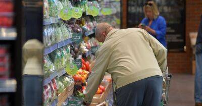 Супермаркеты Великобритании убирают с продуктов этикетки со сроками годности (фото)