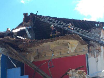 У Харкові розбирають завали старовинного будинку, зруйнованого обстрілом (фоторепортаж)