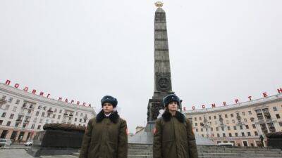 Суд в Минске отправил в колонию россиянина из-за фото у Вечного огня