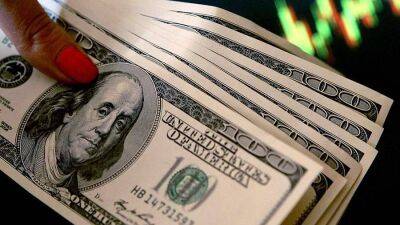 Доллар на Мосбирже в конце недели вырос до 54,5 рубля