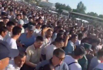 Тысячи людей вышли на митинг в Каракалпакстане из-за изменений в Конституции