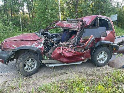 Водитель погиб после столкновения его автомобиля с деревом в Тверской области