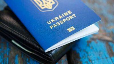 Українці в Польщі зможуть отримати ID-картки та закордонні паспорти, - Єнін