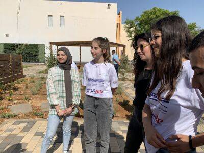 Арабские и еврейские дети в Израиле разбивают сад сосуществования