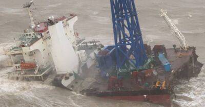 Удалось спасти троих: у берегов Гонконга тайфун разломал пополам судно с 30 членами экипажа