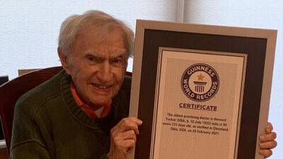 100-летний еврей внесен в Книгу рекордов Гиннеса как старейший практикующий врач в мире