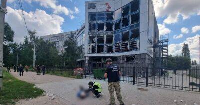 Армия РФ обстреляла Харьков из "Ураганов": снаряд попал в остановку, есть погибшие (фото)
