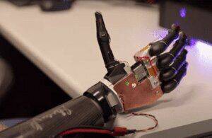 Інженери в США розробили роботизовану руку-протез, яка реагує на сигнали мозку без вживляння в нього чіпу (відео) - hubs.ua - США - Украина
