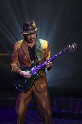 Легендарному рок-гітаристу Карлосу Сантані сьогодні виповнилося 75 років