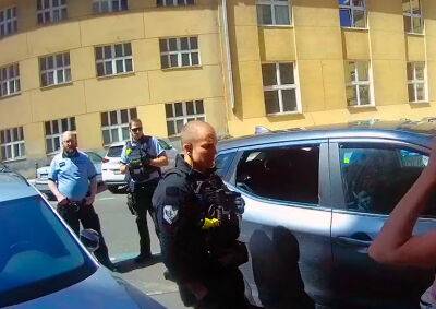 В Праге полиция спасла младенца, оставленного матерью в раскаленной машине: видео