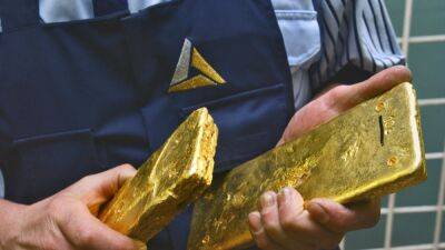 Евросоюз запретил ввозить золото из России и заморозил активы Сбера
