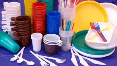 У Чехії схвалили заборону пластикових приборів, тарілок і соломинок