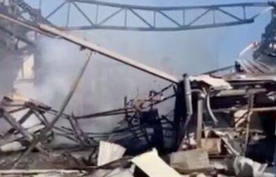 Ракетний обстріл Миколаєва: внаслідок влучання в гуманітарний штаб згоріло тисячі тонн продукції