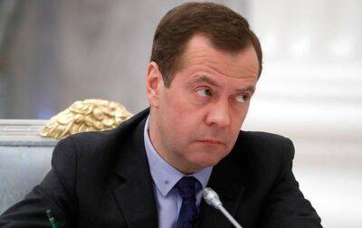 Медведев заявил, что украинские войска "необходимо отодвинуть подальше"