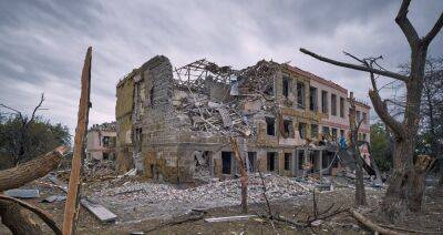Удар по Краматорську: під завалами зруйнованої школи знайшли загиблого, пошуки людей тривають