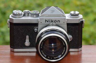 Nikon та Canon відмовилися від цифрових дзеркальних камер