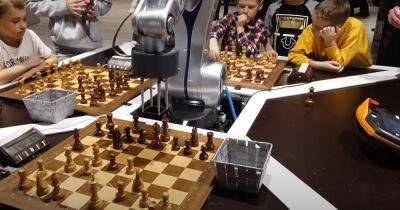 Российский робот сломал ребенку палец во игры в шахматы (видео)