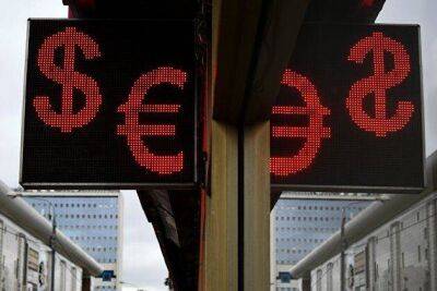 Курс рубля на Мосбирже снижается до 57,63 за доллар и 57,91 за евро перед решением ЦБ по ставке