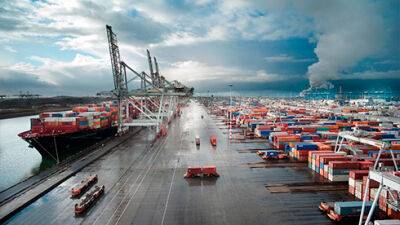 Один з найбільших портів Європи припинив контейнерні перевезення до Росії та з неї