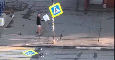 Жители Ижевска разгромили сине-желтые дорожные знаки с криками "За Россию" (ВИДЕО)