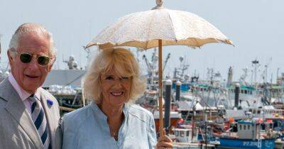 Герцогиня Камилла вернула в моду зонтики от солнца из-за аномальной жары в Британии