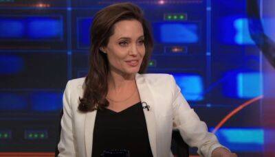 Джоли в кокетливом образе с кружевами и шипами заинтриговала стильным образом: "Как прекрасно"