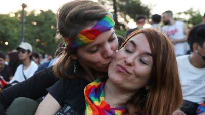 Кубинский парламент одобрил поправки, допускающие однополые браки