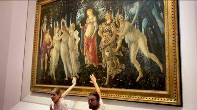 Во Флоренции экоактивисты приклеили себя к картине Боттичелли