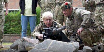 «Вы сможете победить». Джонсон посетил украинских военных, которые проходят обучение в Британии — видео