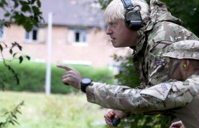 Джонсон с гранатой опозорился в лагере ВСУ, считают читатели Daily Mail