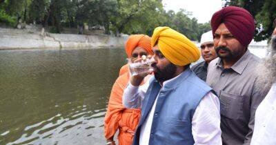 Индийский министр выпил стакан воды из "священной" реки и попал в больницу (видео)