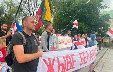 В центре Вильнюса прошла акция в поддержку Николая Автуховича и Полины Шарендо