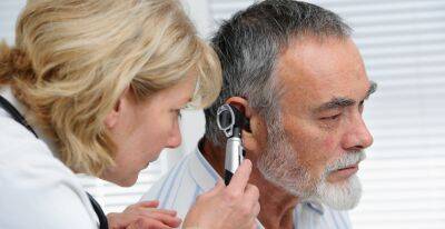 В Литве компенсируют слуховые аппараты на оба уха