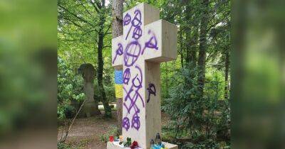 Серп, молот и знак анархии: в Мюнхене осквернили могилу Степана Бандеры (фото)