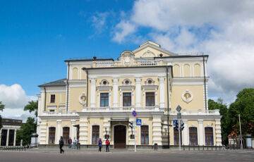 Кадровый коллапс: Купаловский театр открыл сразу 13 вакансий