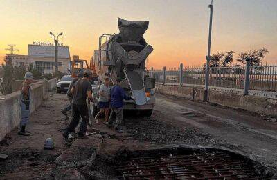ЗСУ вдарили по мосту біля Каховської ГЕС: окупанти поспіхом латають дірки