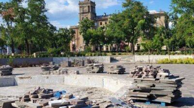 В Мариуполе россияне украли фонтан из Театрального сквера – мэрия