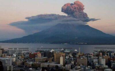Евакуацію через виверження вулкана оголосили в Японії (відео)