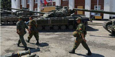 Российских контрактников, которые больше не хотят воевать, держат под стражей в Луганской области — СМИ