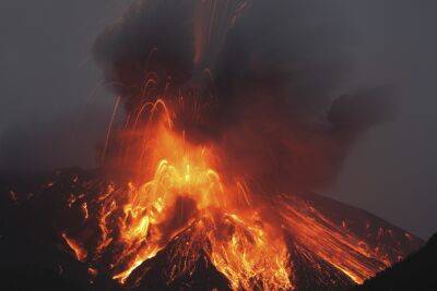 В Японии извергается вулкан, расположенный неподалеку от АЭС